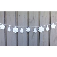 Gehäkelte Weihnachtsgirlande Mit 5 Schneeflocken Und 4 Christbäumen in Weiß Für Baumbehang Weihnachtsdekoration Gehäkelte Weihnachtsgirlande Mit 5 Schneeflocken Und 4 Christbäumen in Weiß Für Baumbehang Weihnachtsdekoration von MyCrochetings