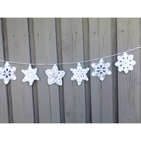 Gehäkelte Weihnachtsgirlande Mit 6 Großen Schneeflocken in Weiß Für Baumbehang Und Weihnachtsdekoration Gehäkelte Weihnachtsgirlande Mit 6 Großen Schneeflocken in Weiß Für Baumbehang Und Weihnachtsdekoration von MyCrochetings