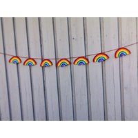 Lustige Kindergarten Girlande Mit Farbenfrohen Gehäkelten Regenbogen von MyCrochetings
