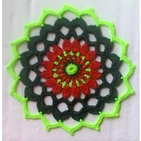 Mandala Deckchen in Den Farben Rot, Dunkelgrün Und Hellgrün von MyCrochetings