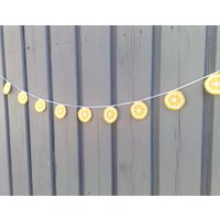 Zitrone Girlande Häkeln, Zitronenscheibe Bunting Sommer Party Dekoration Limonade Stand Zubehör Home Dekor Küche Obst Kinderzimmer Zitrone Girlande Häkeln, Zitronenscheibe Bunting Sommer Party Dekoration Limonade Stand Zubehör Home Dekor Küche Obst Kinderzimmer von MyCrochetings