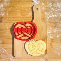 Happy Brezel Ausstechform | Lassen Sie Uns Knoten Mydope Happy Brezel Ausstechform | Lassen Sie Uns Knoten Mydope von MyDoPe