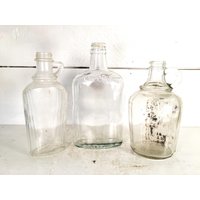 3Er-Set Vintage Pint-Glasflaschen Bauernhaus Küche Dekorative Mittelgroße Glasflaschen Shabby-Chic-Pint-Flaschensammlung Von 3 von MyFarmHouseKitchenCo