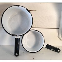 Entzückendes Set Von Zwei Weiß Mit Einem Leichten Graniteware-Akzent Schwarzem Rand Kochtöpfe/Bauernhausstil-Küche Emailleware-Herd-Top-Töpfe von MyFarmHouseKitchenCo