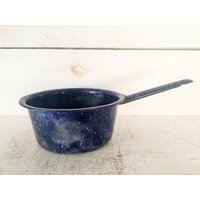 Kleiner Rustikaler Blau-Weiß Gesprenkelter Soßentopf/Bauernhausblauer Shabby Chic Blauer Emailletopf Küchentopf von MyFarmHouseKitchenCo