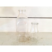 Paar Vintage Gerippte Umrandete Glasmilchflaschen/Bauernhausküche Halbes Pint Und Ein Quartglas-Milchflaschen von MyFarmHouseKitchenCo