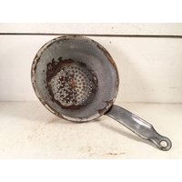 Rustikale Graniteware Einhand-Sieb/Bauernhaus Küche Kelle Typ Sieb Shabby Chic Emaille von MyFarmHouseKitchenCo