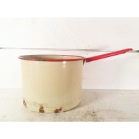 Rustikaler Beige Und Rot Getrimmter Emailletopf Dekorativer Soßentopf/Bauernhausküche Emailletopf/Shabby Chic Topf Mit Löchern von MyFarmHouseKitchenCo