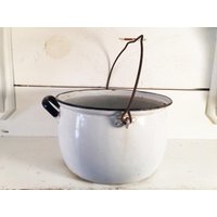 Rustikaler Weißer Und Blauer Emaille-Slop-Eimer Mit Drahtgriff/Bauernhaus-Eimer Seitlichem Blauen Griff Hält Kein Wasser von MyFarmHouseKitchenCo
