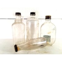 Sammlung Von 4 Vintage Halben Pint Glasflaschen Mit Original Caps Bauernhaus Küche Glasflasche Shabby Chic Flaschen von MyFarmHouseKitchenCo