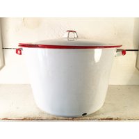 Weiß Und Rot Getrimmter Emaille-Suppentopf Mit Original-Deckel von MyFarmHouseKitchenCo