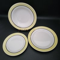 Badonviller 3 Teller - Dessert, Flach, Suppe Weiße Gelb, Schwarzer Rand Vintage Steingut Made in France Badonviller 3 Teller - Dessert, Flach, Suppe Weiße Gelb, Schwarzer Rand Vintage Steingut Made in France von MyFrenchIdeedAntique