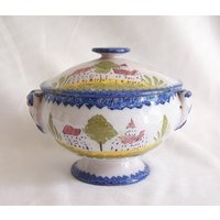 Charolles Steingutsuppe Alte Dekoration Kirche Schale Handbemaltes Traditionelles Muster Blaue Zähne Von Vintage Wölfen Made in France von MyFrenchIdeedAntique