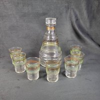 Grey-Poupon Likörkaraffe Und 7 Passende Gläser Aus Grünem Granitglas Mit Goldrand, Karaffe Stopfen, Made in France, Vintage 1950 Grey-Poupon Likörkaraffe Und 7 Passende Gläser Aus Grünem Granitglas Mit Goldrand, Karaffe Stopfen, Made in France, Vintage 1950 von MyFrenchIdeedAntique
