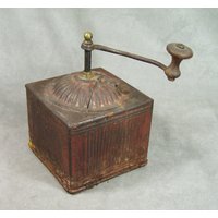 Große Kaffeemühle Schnupftabakmühle Aus Blech in Rot Lackiert Vintage Metall Made France von MyFrenchIdeedAntique