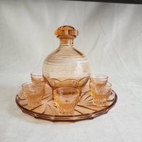 Rosafarbenes Spirituosenservice Aus Glas, Bestehend Einer Karaffe Und 5 Kleinen Gläsern Ihrem Tablett. Hergestellt in Frankreich, Jahrgang 1950 von MyFrenchIdeedAntique