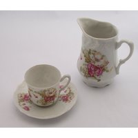 Untertasse Und Milchkännchen Aus Porzellan Mit Reliefs, Die Rosa Blumen Verziert Sind, Jahrgangsbecher Milchglas von MyFrenchIdeedAntique