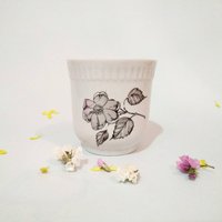 Vintage Floral Teetasse Weiße Keramik Mit Schwarzer Blume von MyHappyFinds