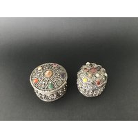 Vintage Silberfarbene Filigrane Metalldose Verziert Mit Halbedelsteinen, 2Er-Set von MyJoyFinds