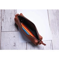 Leder Reißverschlusstasche, Mäppchen Personalisiert, Reißverschlussmäppchen, Leder Federmäppchen, Mäppchen Mit Reißverschluss, Leder Stifthalter Leder Reißverschlusstasche, Mäppchen Personalisiert, Reißverschlussmäppchen, Leder Federmäppchen, Mäppchen Mit Reißverschluss, Leder Stifthalter von MyLeatherCo