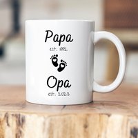 Mama - Oma Papa Opa Personalisierbare Tasse Jahreszahl Schwangerschaft Verkündung Taufe Babyparty Mama - Oma Papa Opa Personalisierbare Tasse Jahreszahl Schwangerschaft Verkündung Taufe Babyparty von MyLittleCoffeeBean
