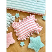 Gestreifter Leinen Kissenbezug Mit Rüschen - Rot Weißer Rüschenkissenbezug Kuvertverschluss Gestreifter Leinen Kissenbezug Mit Rüschen - Rot Weißer Rüschenkissenbezug Kuvertverschluss von MyLittleSpaceShop