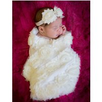 Baby Mädchen Geschenk Weiß Swaddle Decke Neue Empfang Mit Off White Shabby Chiffon Blumen von MyLolliflopsLLC