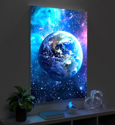MyMaxxi - Pixlip Poster Erde und Galaxie Wandbild Design Wand Dekoration, Fotografik Mehrfarbig Leuchtrahmen - Erde, 60x84 cm, Rahmen: Leuchtrahmen inkl. Druck von MyMaxxi