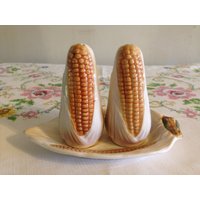 Kitschige Maiskolben Salz & Pfefferstreuer Auf Dem Teller Kitschige Maiskolben Salz & Pfefferstreuer Auf Dem Teller von MyMissyPetunia