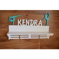 Geschenk Für Mädchen Personalisiertes Geburtstagsgeschenk Sport Wand Holz Medaillenhalter Trophäe Regal Gymnastik Rennen Medaille Display Case von MyNiceWood
