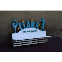 Medaillenhalter Display Eiskunstlauf Personalisierte Sport Geschenk Sportler Medaille Eiskunstläufer Regal Für Medaillen Wand Holz von MyNiceWood