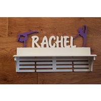 Personalisiertes Geburtstagsgeschenk Für Sport Mädchen Tochter Gymnastik Name Wand Holz Dekor Trophäe Regal Medaillenhalter Custom Cheer von MyNiceWood