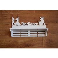 Personalisiertes Geschenk Für Mädchen Geburtstag Sport Wand Holz Medaillenhalter Trophäe Regal Tänzerin Race Medal Display Case Custom Hanger von MyNiceWood