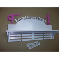 Trophäen Regal Medaillenhalter Display Individualisierbar Sie Können Den Spruch Trophäe Regalhalter Rack Custom Sport Geschenk Wand Holz Dekor Trophäen Regal Medaillenhalter Display Individualisierbar Sie Können Den Spruch Trophäe Regalhalter Rack Custom Sport Geschenk Wand Holz Dekor von MyNiceWood