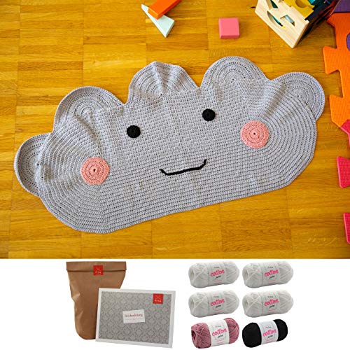 MyOma Häkelpackung -DIY Wolkenteppich naturweiß- Häkelset Baby mit 6 Knäuel Baumwolle Cotton pure, leicht verständlicher Häkelanleitung – INKL. Häkelnadel 3mm + GRATIS Label – Babysachen häkeln von MyOma