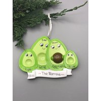 4 Avocado-Familien-Weihnachtsverzierung, Vierköpfige Familie Personalisiertes Ornament, Personen-Familien-Weihnachtsverzierung, Wir Erwarten Ornament von MyOrnamentStudio