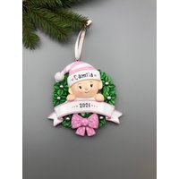 Personalisierte Baby Mädchen Weihnachtsverzierung, in Einem Kranz Personalisierte Erste Weihnachtsverzierung 2022 von MyOrnamentStudio