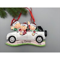 Personalisierte Familien Road Trip Weihnachtsverzierung - Personalisierte Suv Auto Verzierung, Weihnachtsgeschenk, 3-Köpfige Familie Urlaub Ornament von MyOrnamentStudio