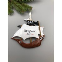 Personalisierte Piratenschiff Weihnachtsverzierung, Personalisierte Piraten Hand Weihnachtsverzierung von MyOrnamentStudio