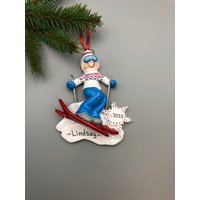 Ski-Action-Mädchen-Personalisierte Weihnachtsverzierung, Schnee-Skifahren-Personalisierte Verzierung von MyOrnamentStudio