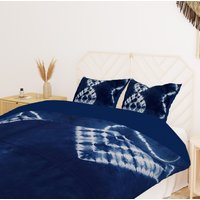 Handgemachter Queen Bettbezug | 100% Baumwolle Donna Cover Indigo Handgefärbter Bettwäsche-Set Luxus Shibori Bettwäsche Set Mit 2 Kissenbezügen von MyRustyTrunk