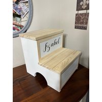 Tritthocker Mit Ablagefläche | Personalisiert Name 08/19 von MySquareWoodworking