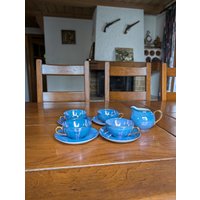Langenthal Suisse 1937 Seltenes Teegedeck Chamäleon-Farbene Tassen, Untertassen Und Milchkanne Mit Goldrand Aus Der Schweiz von MySwissFind