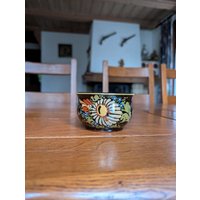Schweizer Volkskeramik Kleine Braune Schale Mit Floralem Traditionellem Motiv Zum Servieren Von Snacks Im Rustikalen Hausstil Aus Der Schweiz von MySwissFind