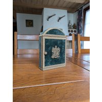 Handgefertigter Schlüsselkasten Aus Holz Mit Grünem Samtfutter Und Kupfer Schweizer Wappen Im Königshaus-stil Für Eine Elegante Eingangslandschaft von MySwissFind