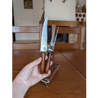 Vintage Schnitzmesser Und Gabel Set Mit Handgeschnitzter Holzscheide Rustikales Küchendekor Geschenk Für Grillliebhaber von MySwissFind