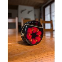 Vintage Schweizer Handgemachte Holz Brief Wäscheklammer in Schwarz Mit Roter Musterung Vintage Schweizer Handgemachte Holz Brief Wäscheklammer in Schwarz Mit Roter Musterung von MySwissFind