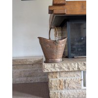 Antiker Eimer Aus Kupfer Mit Geprägtem Obst-Ornament Zum Aufbewahren Von Brennholz Am Kamin Oder Als Dekoratives Element in Rustikalen Einrichtungen Antiker Eimer Aus Kupfer Mit Geprägtem Obst-Ornament Zum Aufbewahren Von Brennholz Am Kamin Oder Als Dekoratives Element in Rustikalen Einrichtungen von MySwissFinds