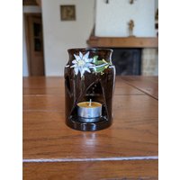 Behe Schweiz Keramik Teelichthalter Mit Edelweiss Blumenmotiv Aus Schweizer Alpen Für Gemütliche Rustikale Wohnkultur Behe Schweiz Keramik Teelichthalter Mit Edelweiss Blumenmotiv Aus Schweizer Alpen Für Gemütliche Rustikale Wohnkultur von MySwissFinds