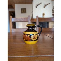 Burkart Schweizer Vintage Keramik Braune Handbemalte Milchkanne Mit Gelbem Rustikalen Blumenmuster Aus Der Schweiz Burkart Schweizer Vintage Keramik Braune Handbemalte Milchkanne Mit Gelbem Rustikalen Blumenmuster Aus Der Schweiz von MySwissFinds